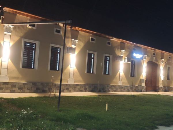 Casa Marko Nădlac - la fachada iluminada por la noche