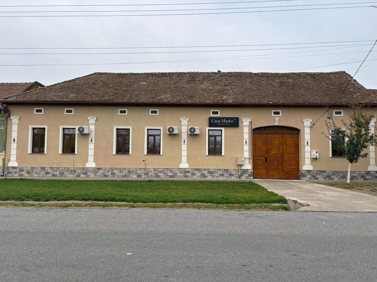 Casa Marko Nădlac - fațada pensiunii ziua, cu poarta de lemn și firma Casa Marko
