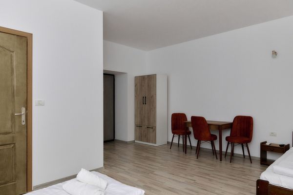 Habitación de Casa Marko con mesa, sillas y armario