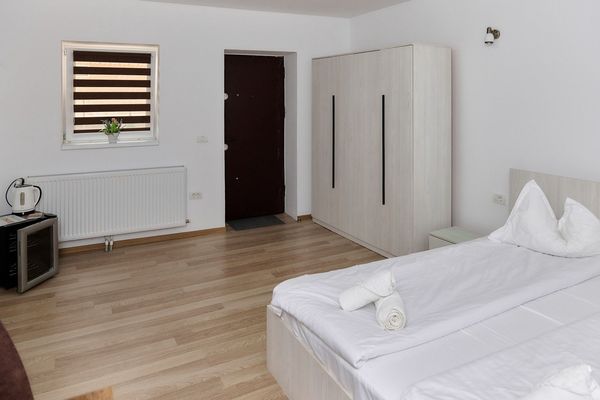 Habitación de Casa Marko con cama doble y un armario grande