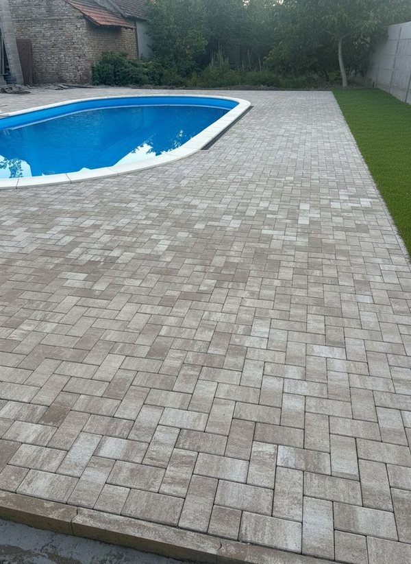 La piscina y el patio adoquinado de Casa Marko