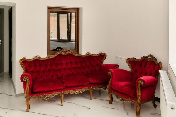 Rincón de descanso de Casa Marko, con sofá y sillón