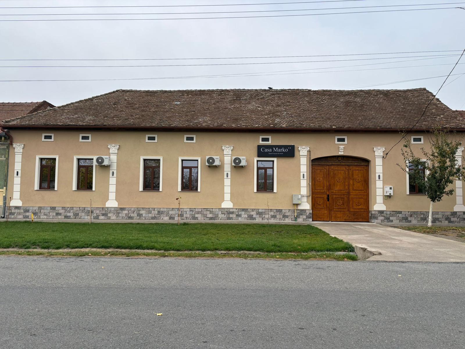 Casa Marko Nădlac - la fachada de Casa Marko de día, con el portón de madera y el letrero de Casa Marko