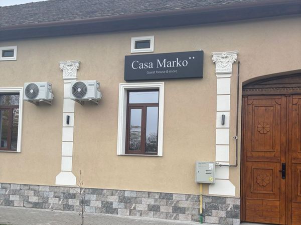La entrada de Casa Marko, con el letrero Guest house & more